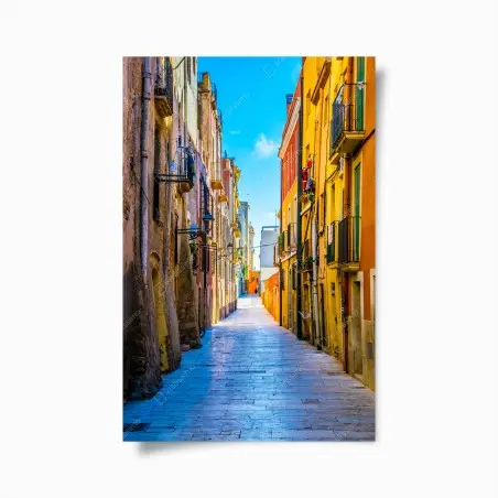 Poster sonnenbeschienene mediterrane gasse mit bunten fassaden – Pixers®