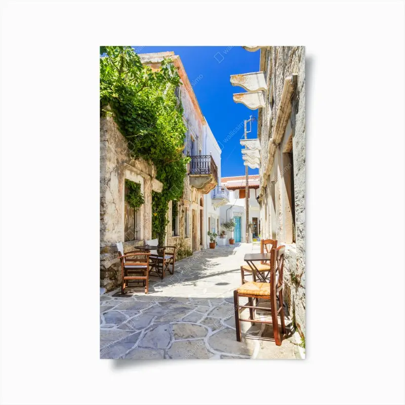 Poster sonnenbeschienene mediterrane gasse mit caféstühlen