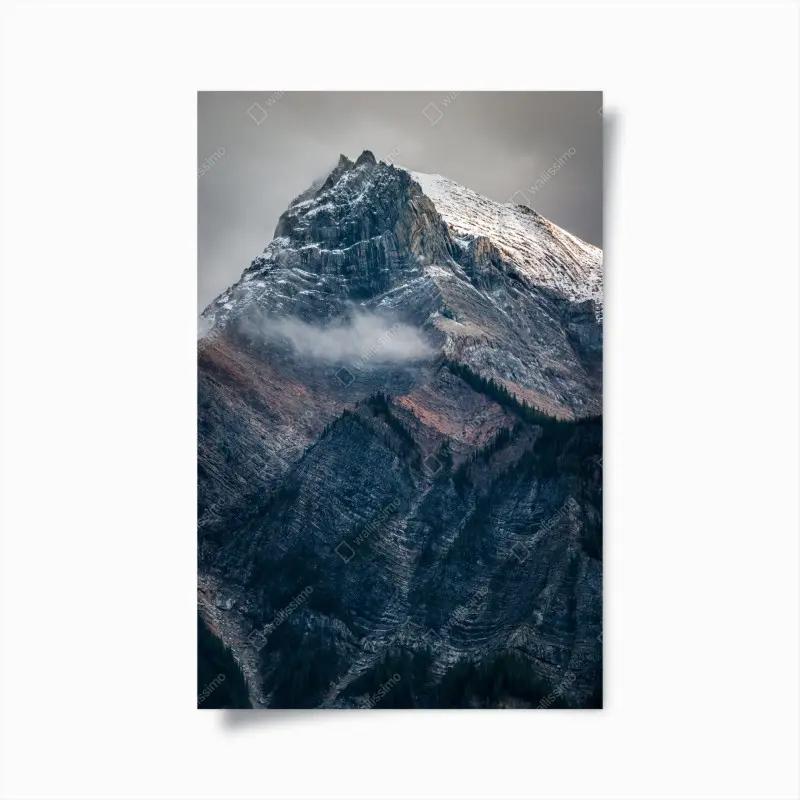 Poster dramatischer alpiner gipfel im nebel