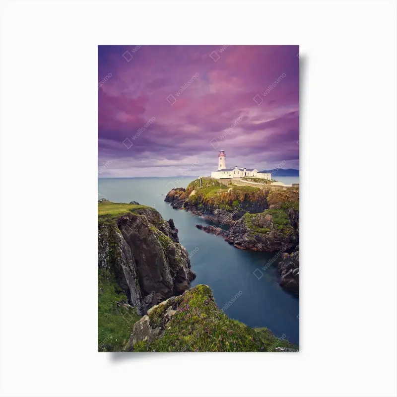 Poster lila leuchtturm an steiler küste