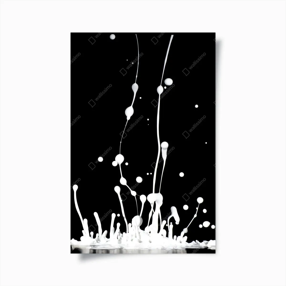 Poster weiße flüssigkeitsspritzer auf schwarzem hintergrund – Pixers®