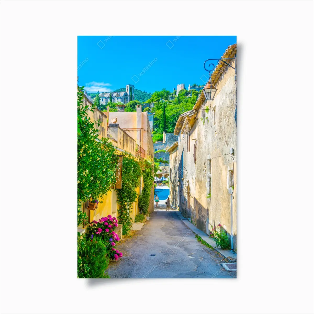 Poster sonnenbeschienene gasse in einem mediterranen dorf – Pixers®