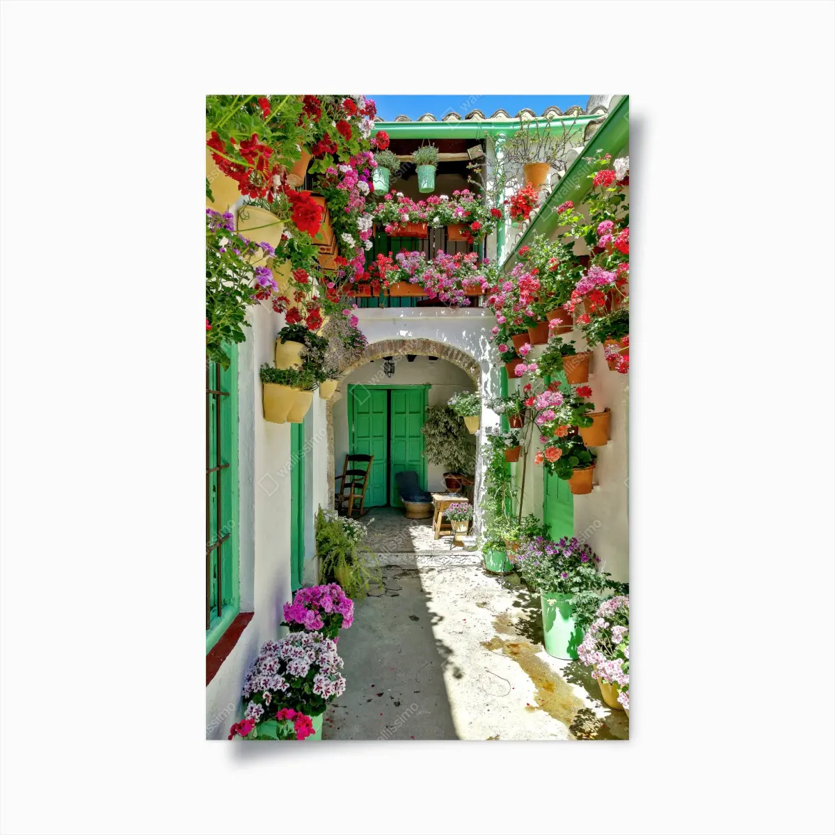 Poster sonniger innenhof mit blumen und grünen türen – Pixers®