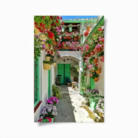 Poster sonniger innenhof mit blumen und grünen türen – Pixers®