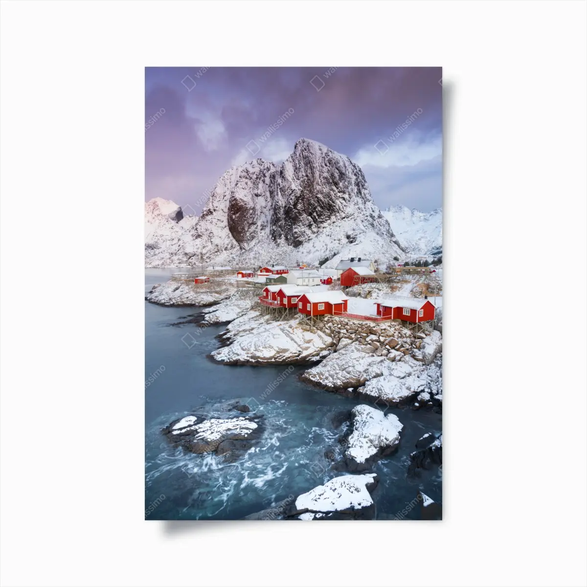 Poster rote küstenhäuser vor schneebedecktem berg – Pixers®