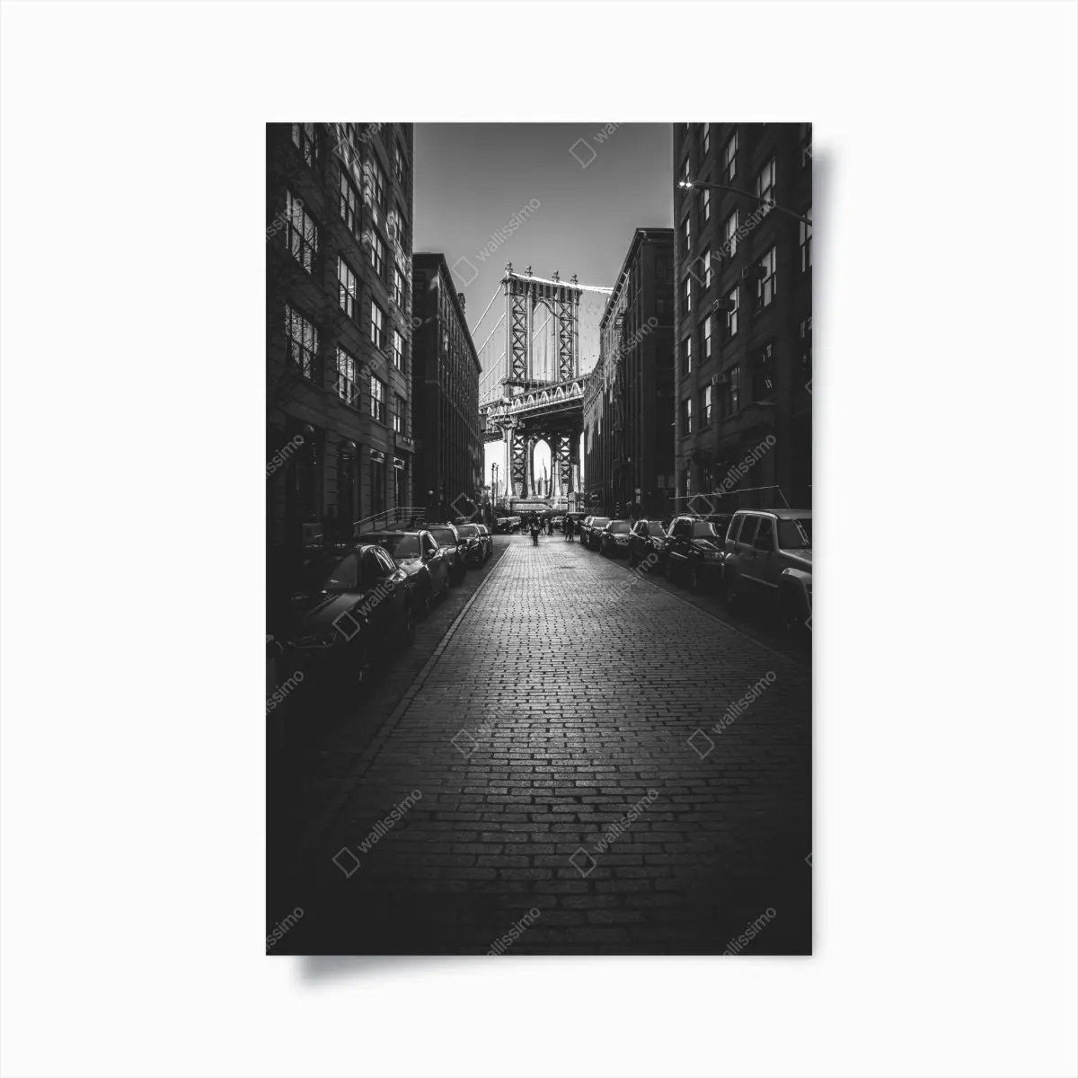 Poster Manhattan Bridge im rahmen einer gepflasterten straße – Pixers®