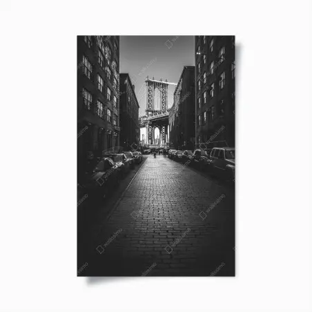 Poster Manhattan Bridge im rahmen einer gepflasterten straße – Pixers®