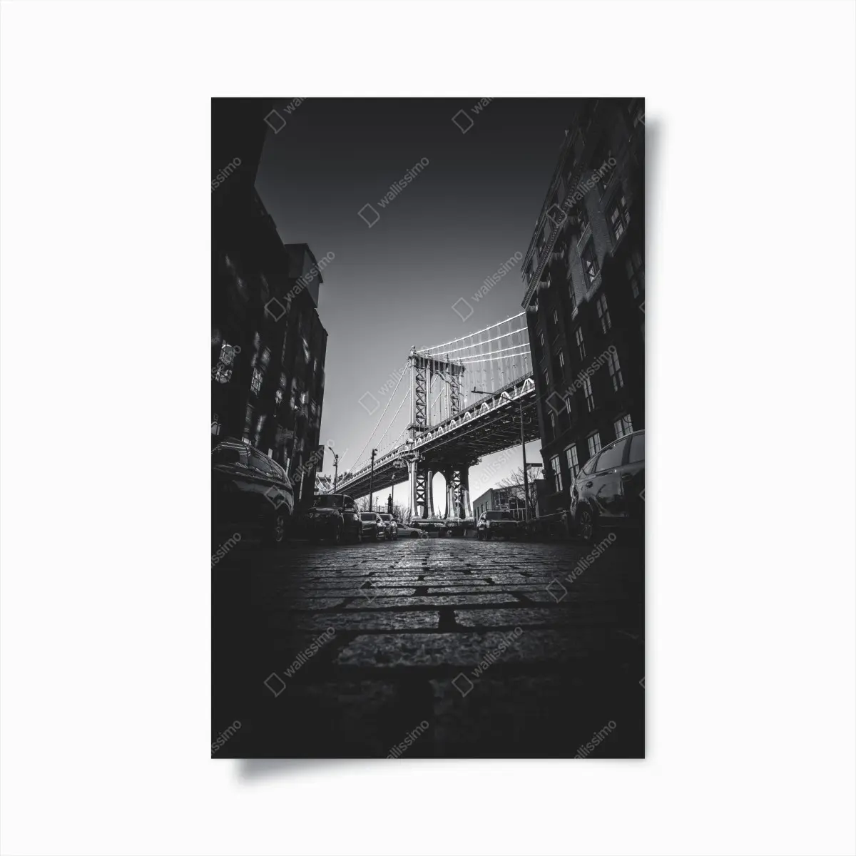 Poster Manhattan brücke perspektive über kopfsteinpflaster – Pixers®