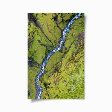 Poster luftaufnahme: fluss in moosbedeckter schlucht – Pixers®