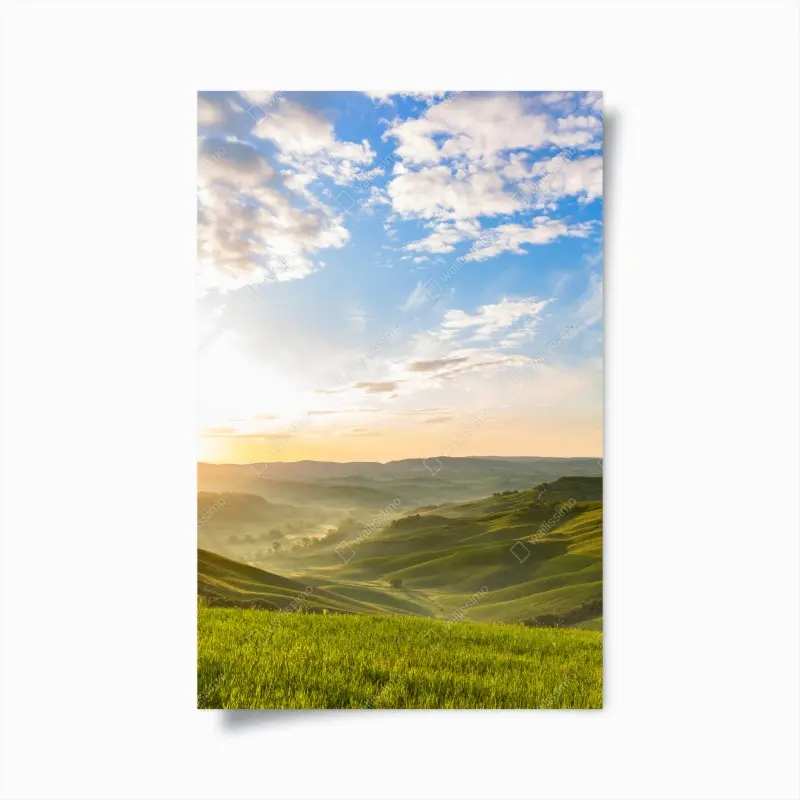 Poster sonnenaufgang über nebligen hügeln