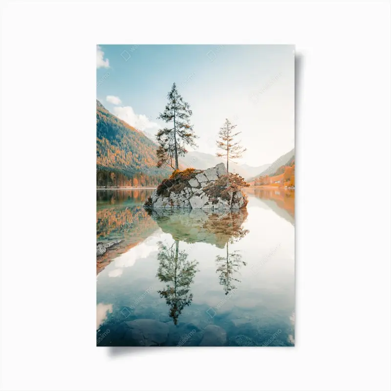 Poster sonnenbeleuchtete felsinsel am Hintersee