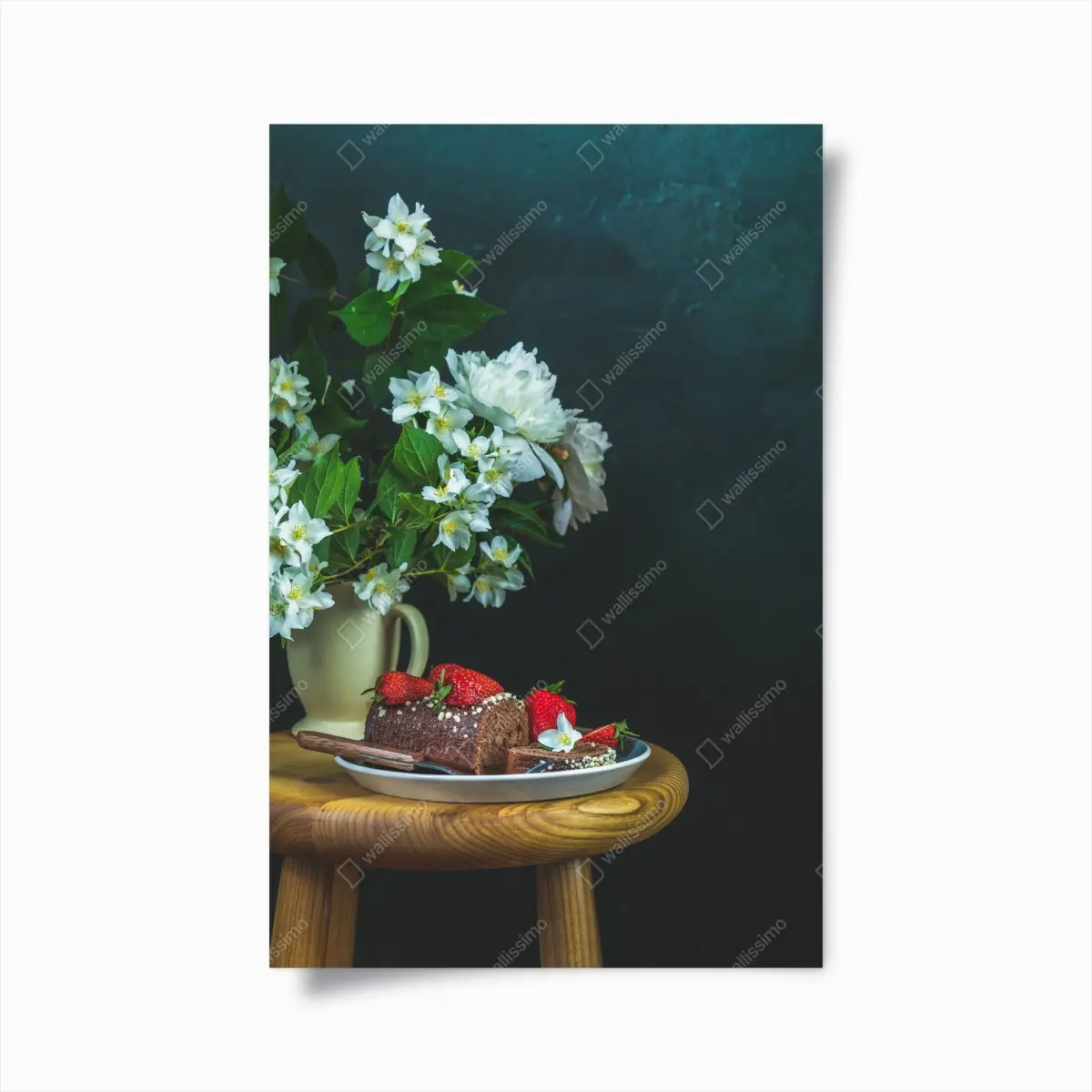 Poster schokoladenrolle mit erdbeeren und weißen blüten – Pixers®
