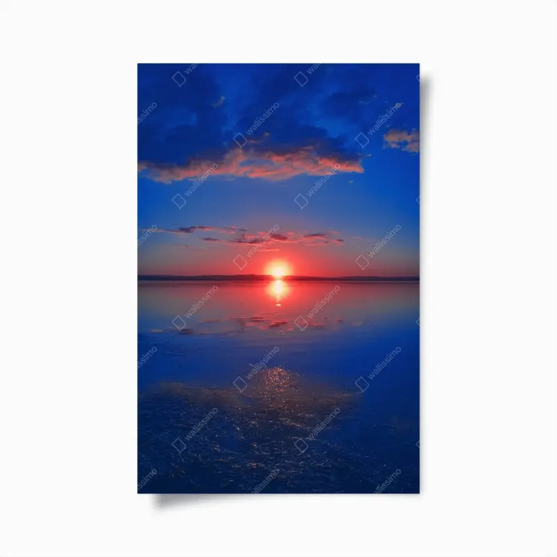 Poster sonnenuntergang über ruhigem meer mit lebendiger spiegelung