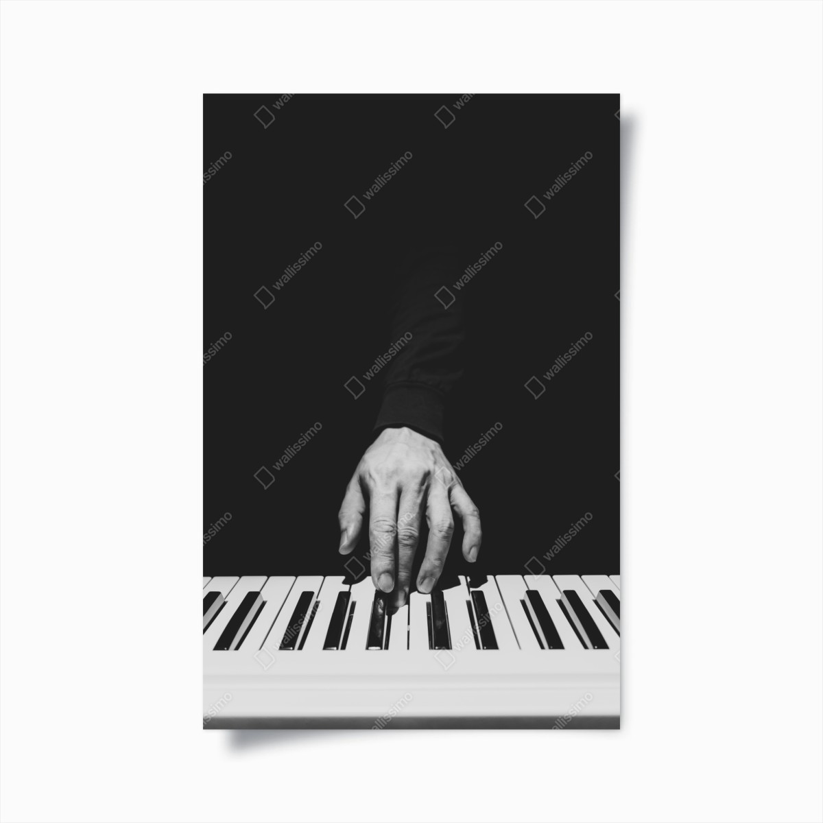 Poster monochromes nahaufnahme einer hand am klavier – Pixers®