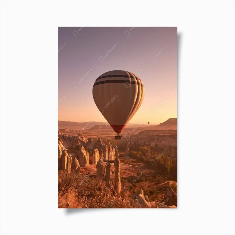 Poster heißluftballon über Kappadokien bei sonnenaufgang