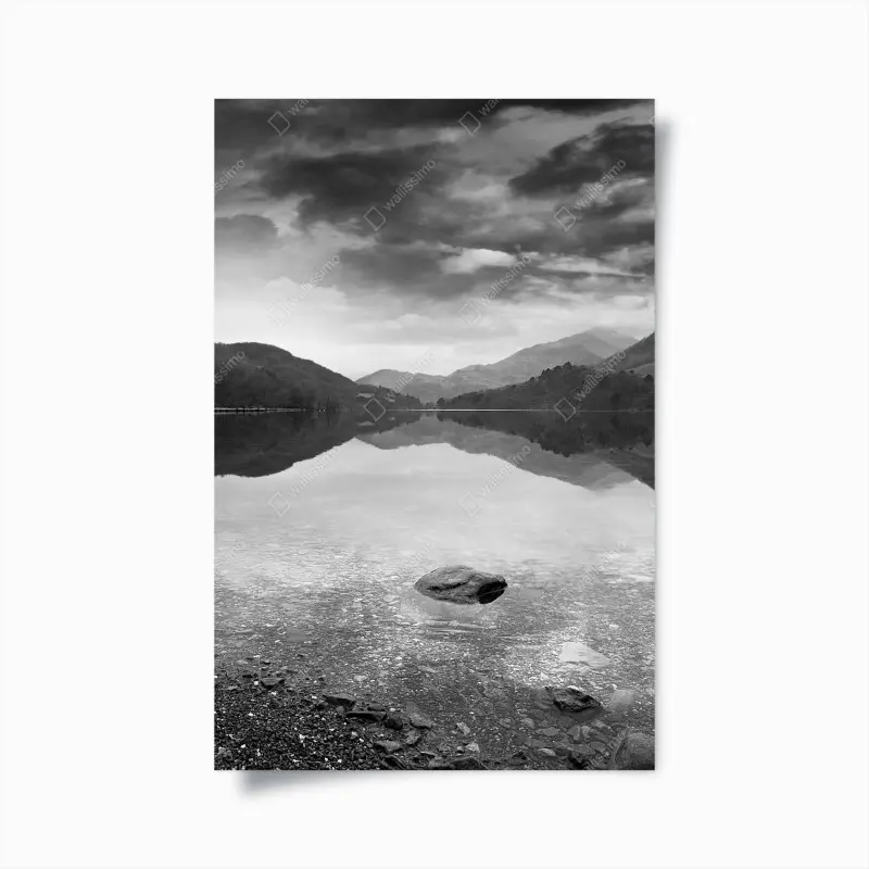 Poster ruhiger bergsee mit spiegelung