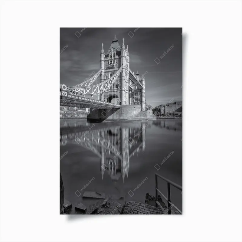 Poster Tower Bridge reflektiert in schwarzweiß