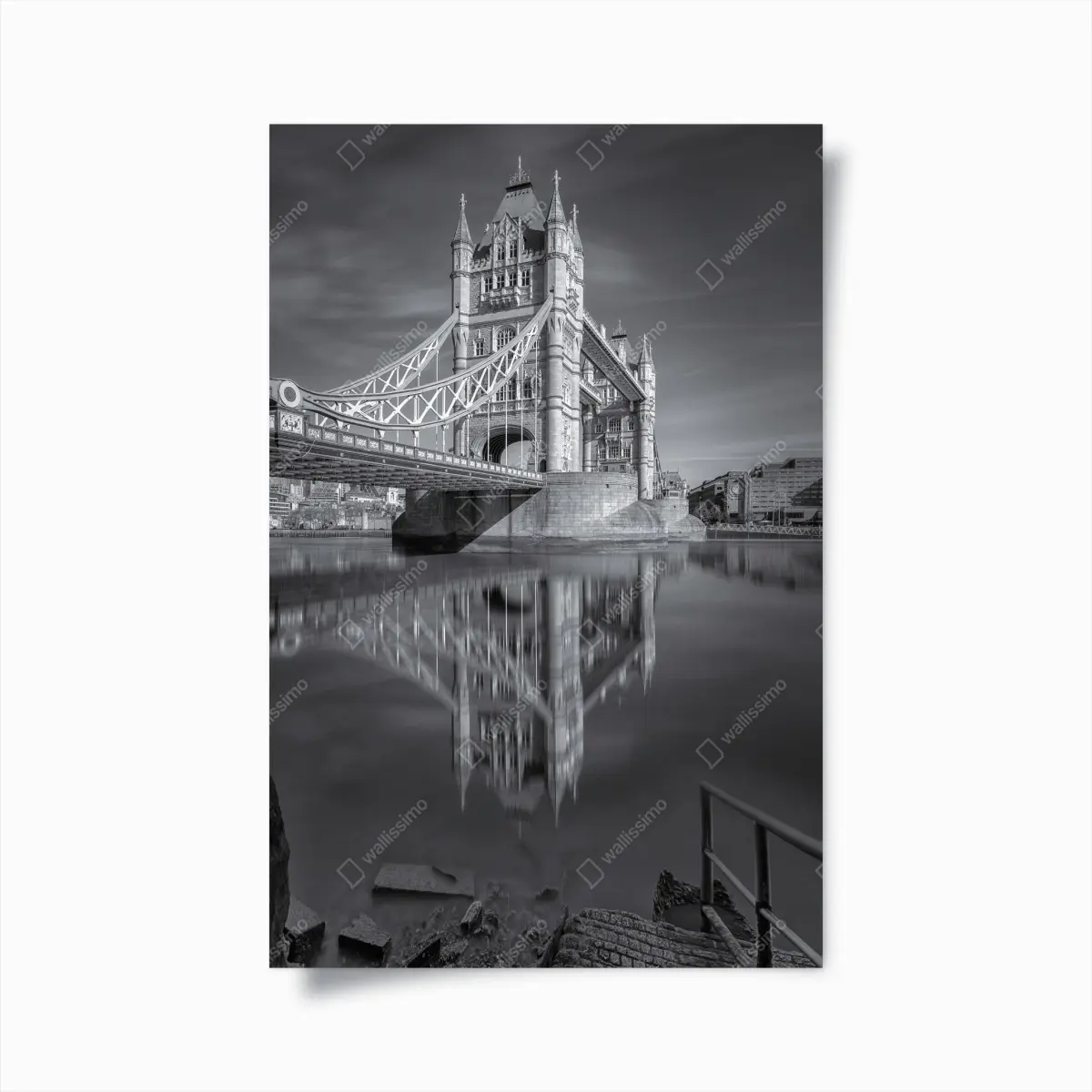 Poster Tower Bridge reflektiert in schwarzweiß – Pixers®