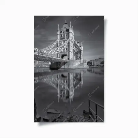 Poster Tower Bridge reflektiert in schwarzweiß – Pixers®