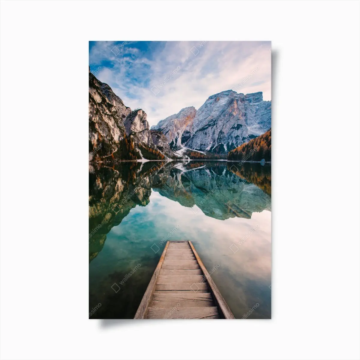 Poster ruhiger alpensee mit hölzernem steg – Pixers®
