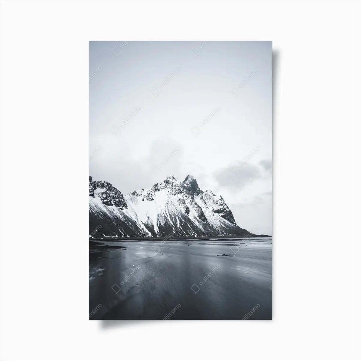 Poster ruhige schneebedeckte berglandschaft am meer – Pixers®