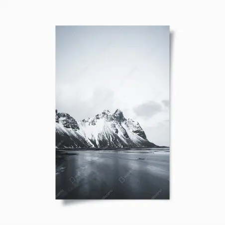 Poster ruhige schneebedeckte berglandschaft am meer – Pixers®