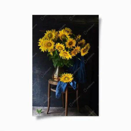 Poster leuchtender sonnenblumenstrauß auf vintage-hocker – Pixers®