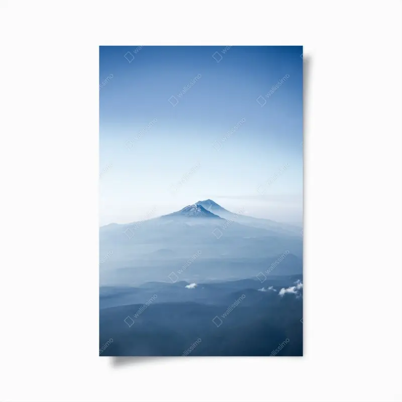 Poster neblige blaue berggipfel
