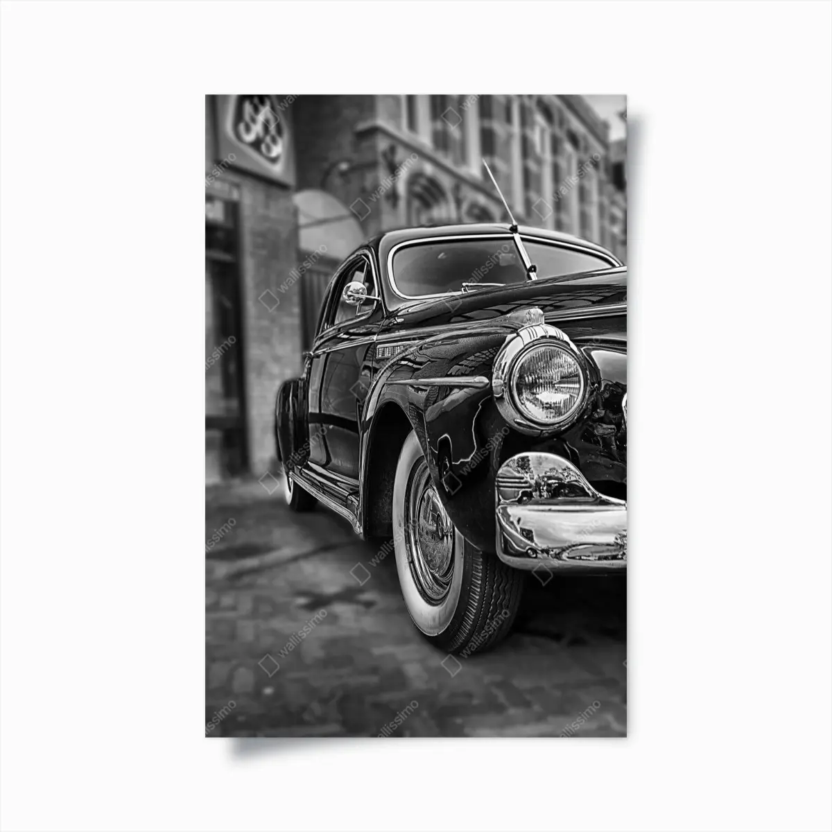 Poster vintage klassisches auto auf kopfsteinpflaster – Pixers®