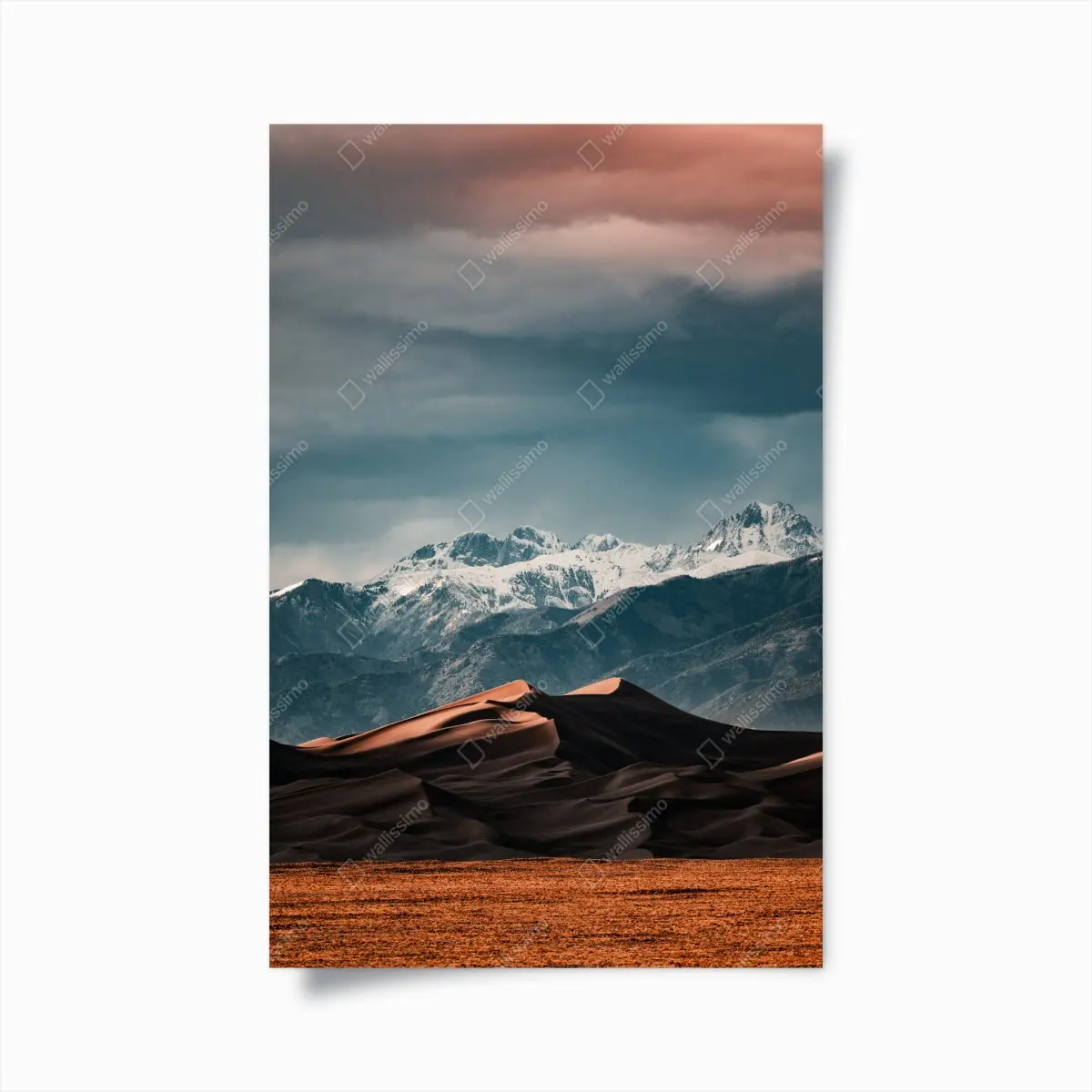 Poster wüstendünen vor schneebedeckten gipfeln – Pixers®