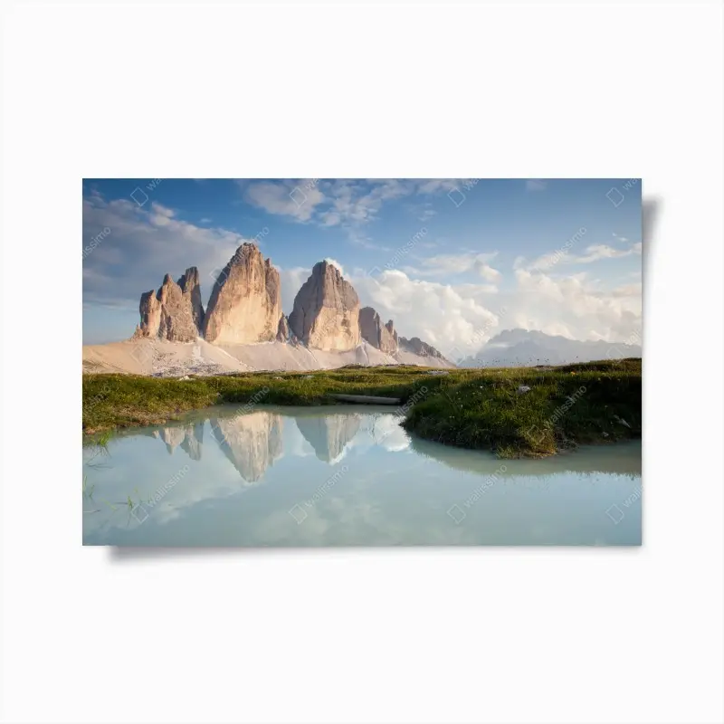 Poster sonnenbeschienene alpengipfel im spiegel des ruhigen sees