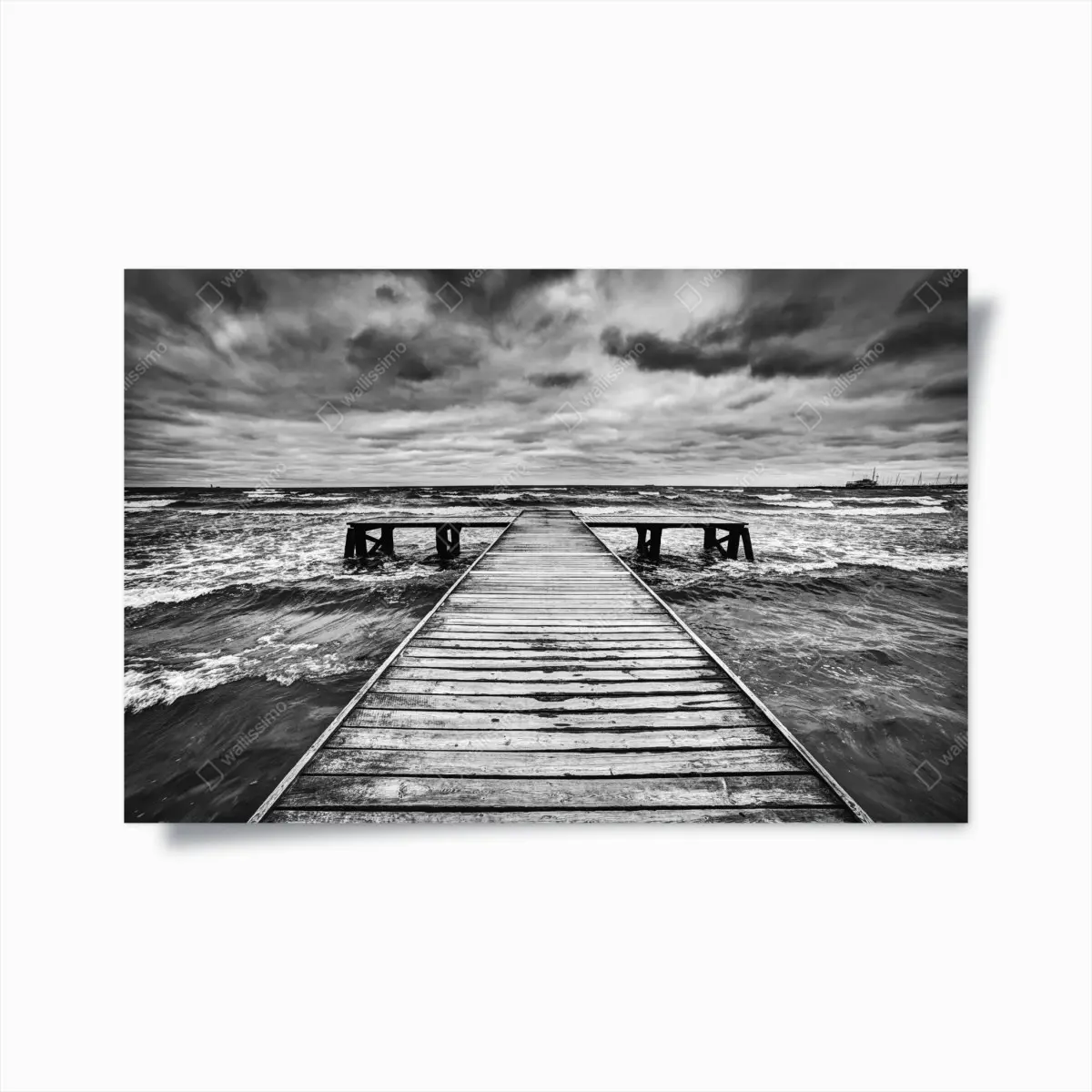 Poster dramatischer schwarzweiß-steg in stürmischer see – Pixers®