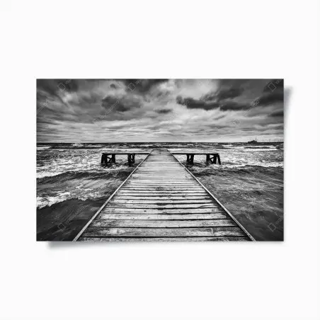 Poster dramatischer schwarzweiß-steg in stürmischer see – Pixers®