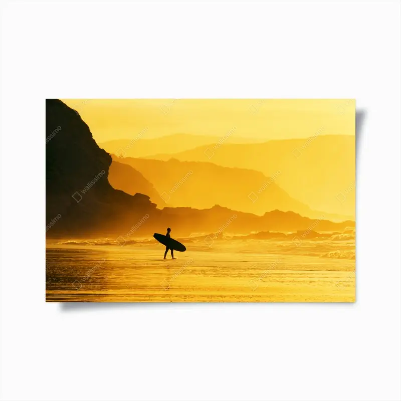 Poster surfer im goldenen sonnenuntergang