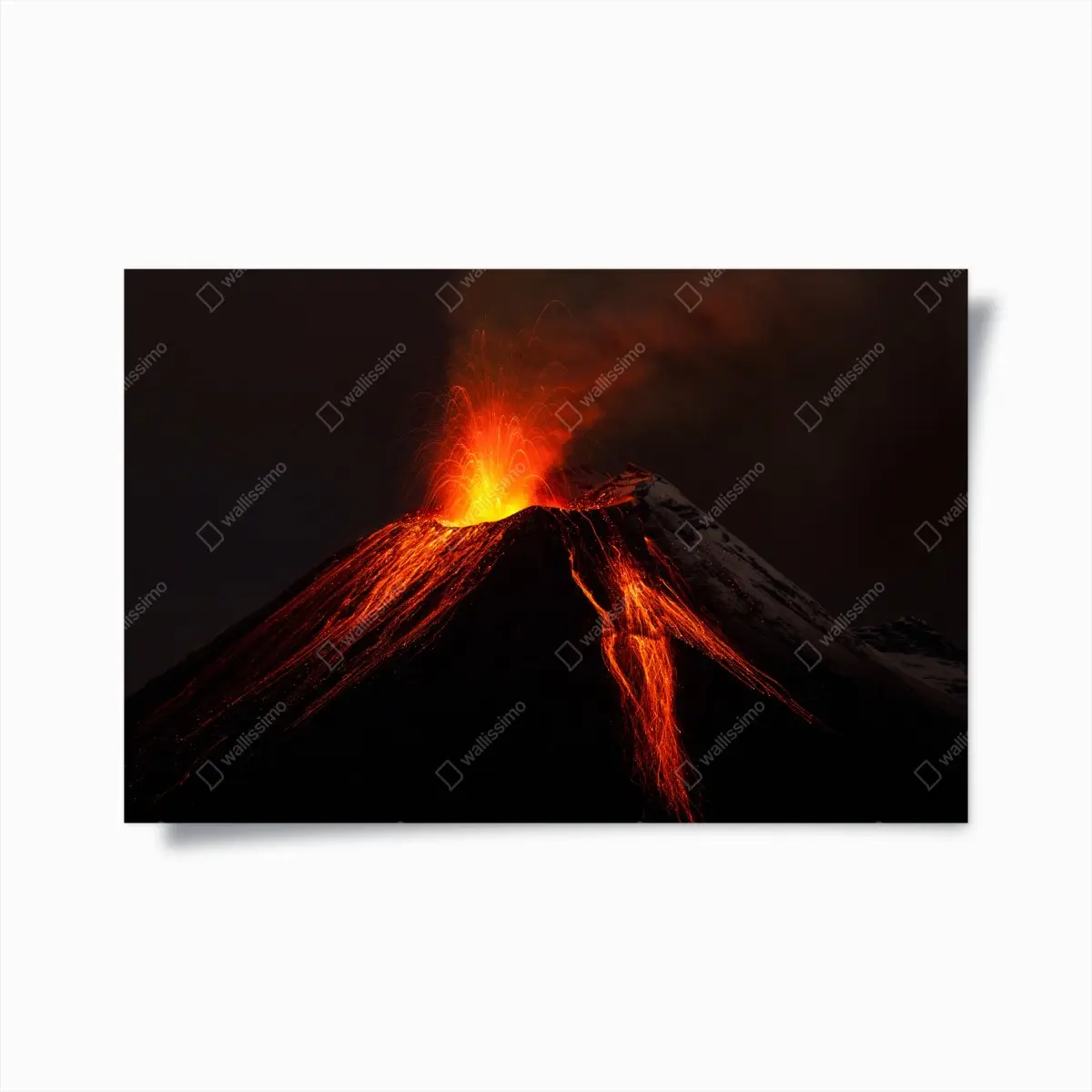 Poster glühender vulkanausbruch bei nacht – Pixers®