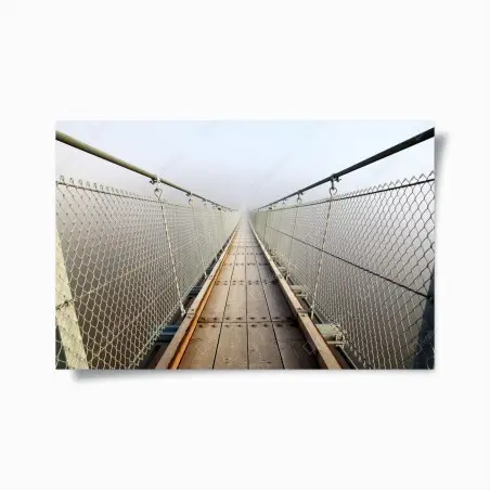 Poster neblige hängebrücke die in den nebel führt – Pixers®