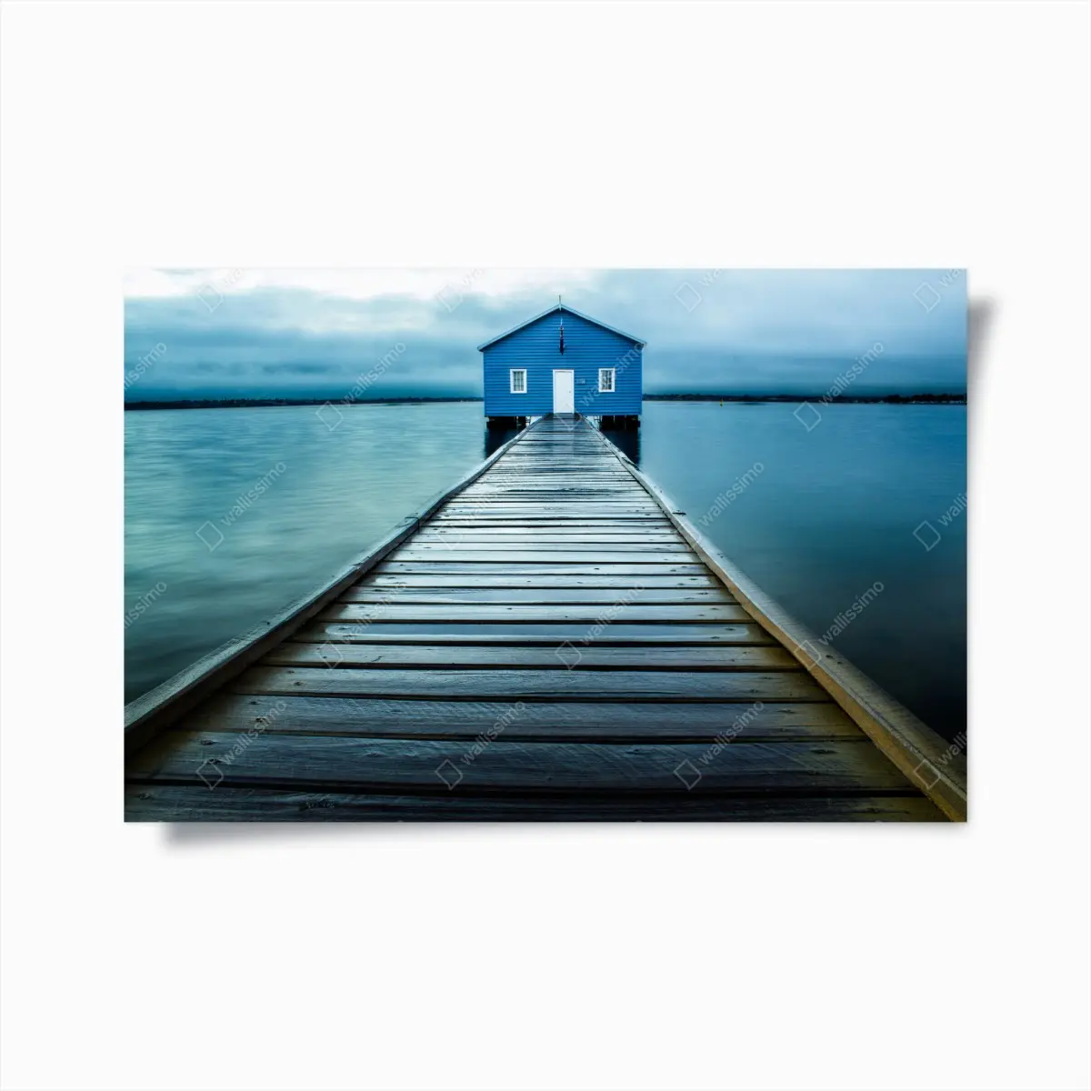 Poster blaues bootshaus am ende des stegs – Pixers®