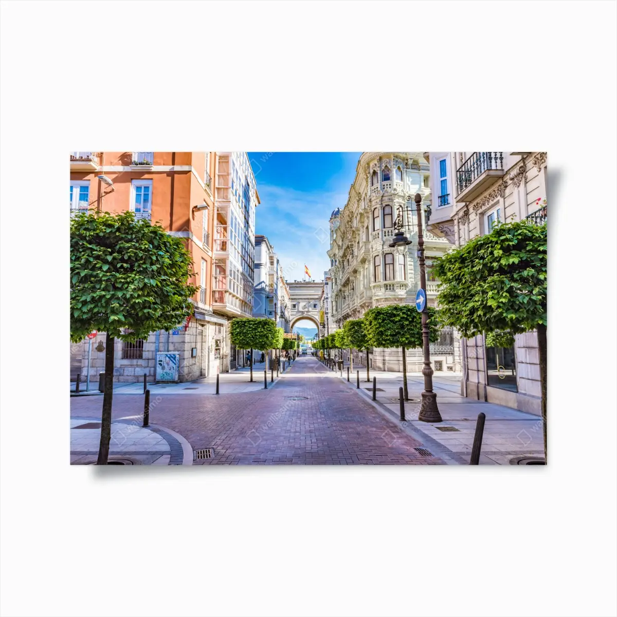 Poster Santander straße im stadtkern mit historischem bogen – Pixers®