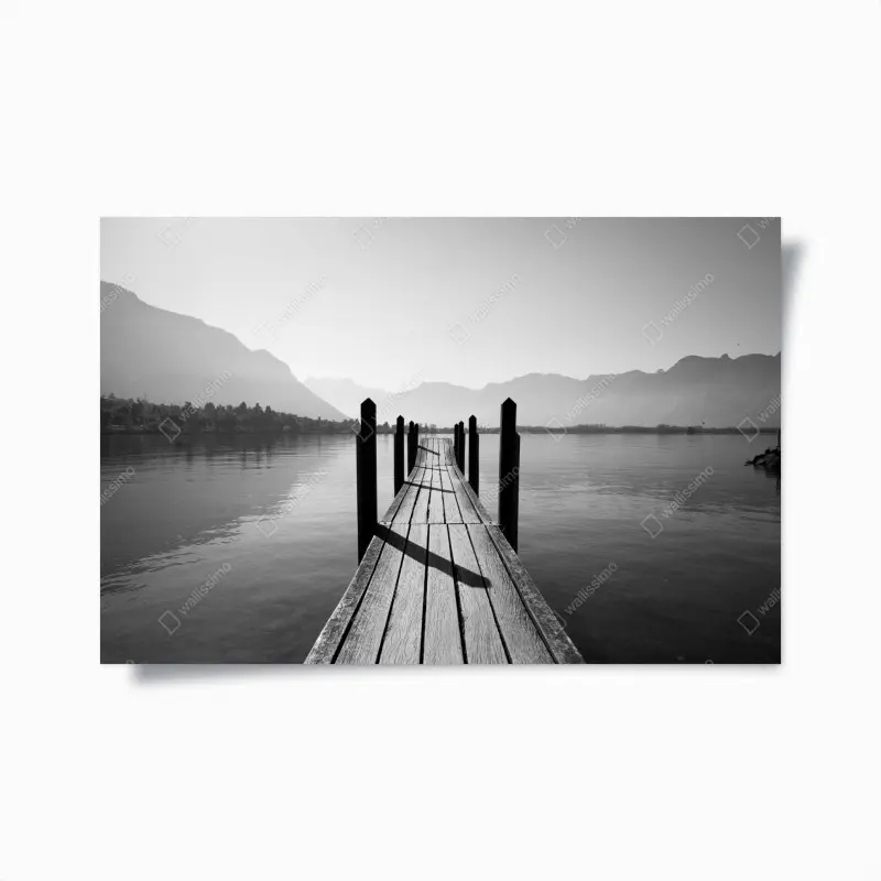 Poster ruhiger steg am see in schwarzweiß
