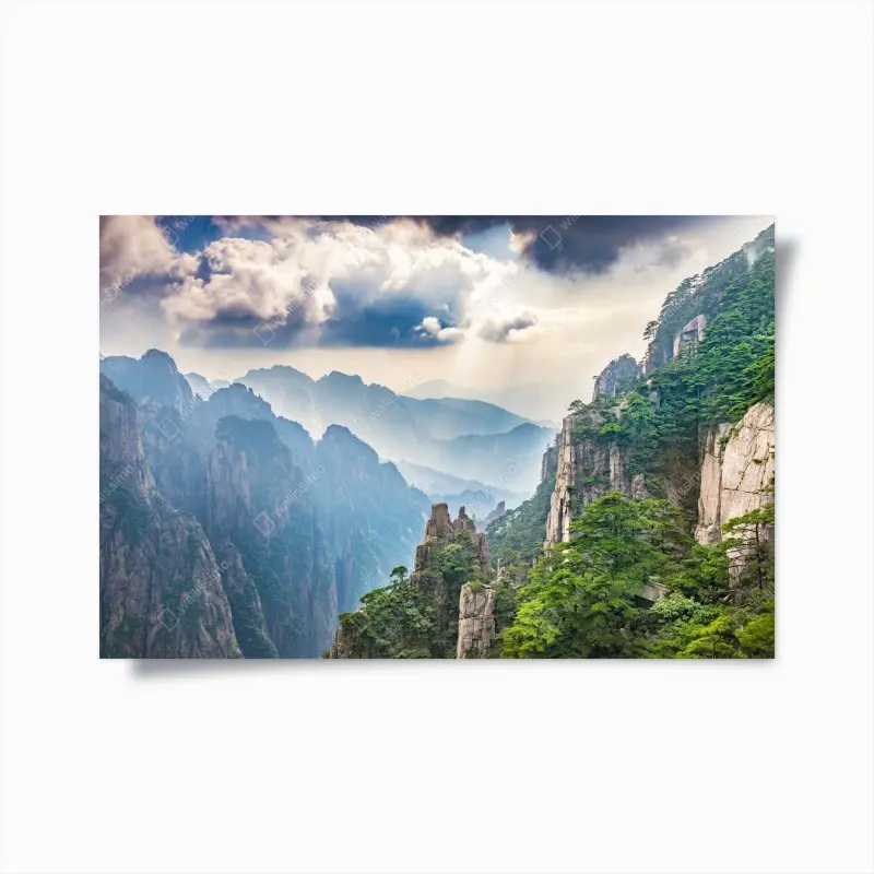 Poster neblige bergklippen mit sonnenstrahlen
