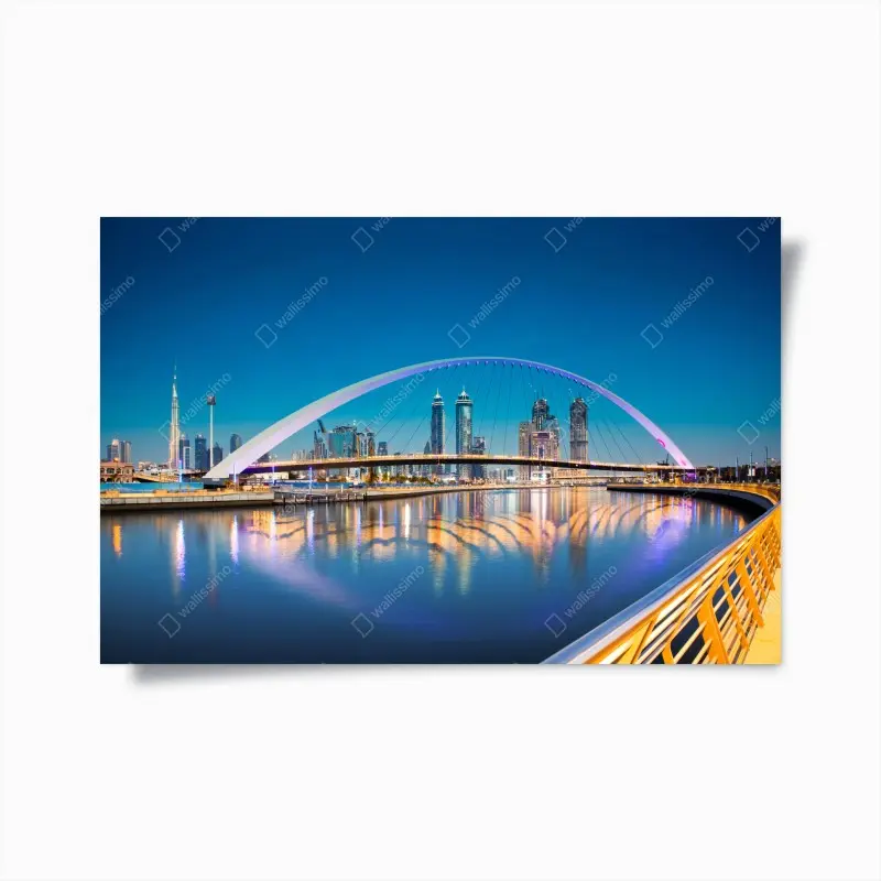 Poster Dubai skyline bei nacht mit beleuchteter brücke