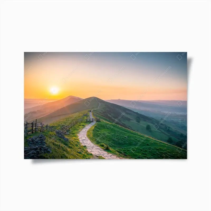 Poster sonnenaufgang über grünen hügeln mit steinweg
