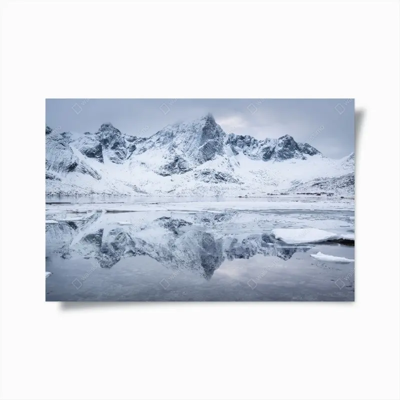 Poster verschneite bergspiegelung in Norwegen