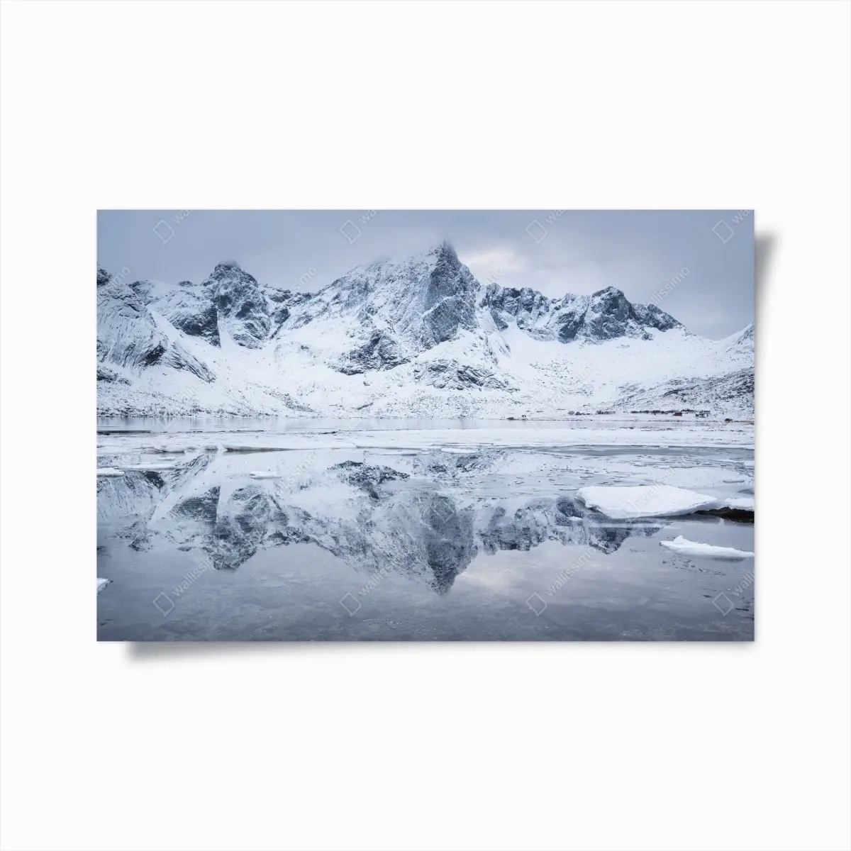 Poster verschneite bergspiegelung in Norwegen – Pixers®