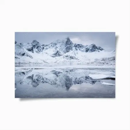 Poster verschneite bergspiegelung in Norwegen – Pixers®