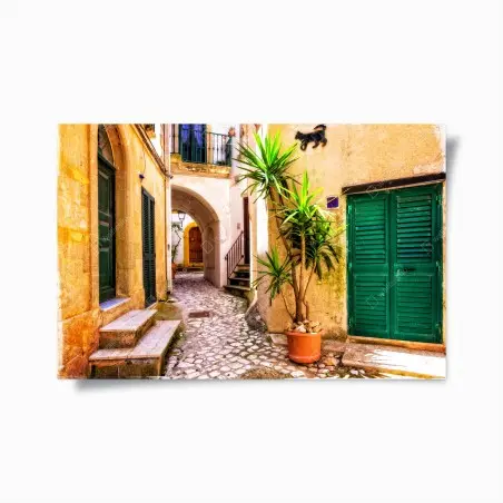 Poster sonnige mediterrane gasse mit grünen jalousien – Pixers®