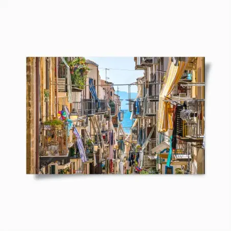 Poster sonnige gasse mit meerblick und balkonen – Pixers®