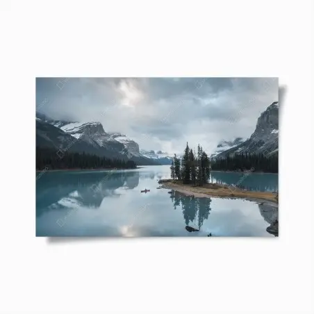 Poster ruhiger alpensee mit insel und kajak – Pixers®