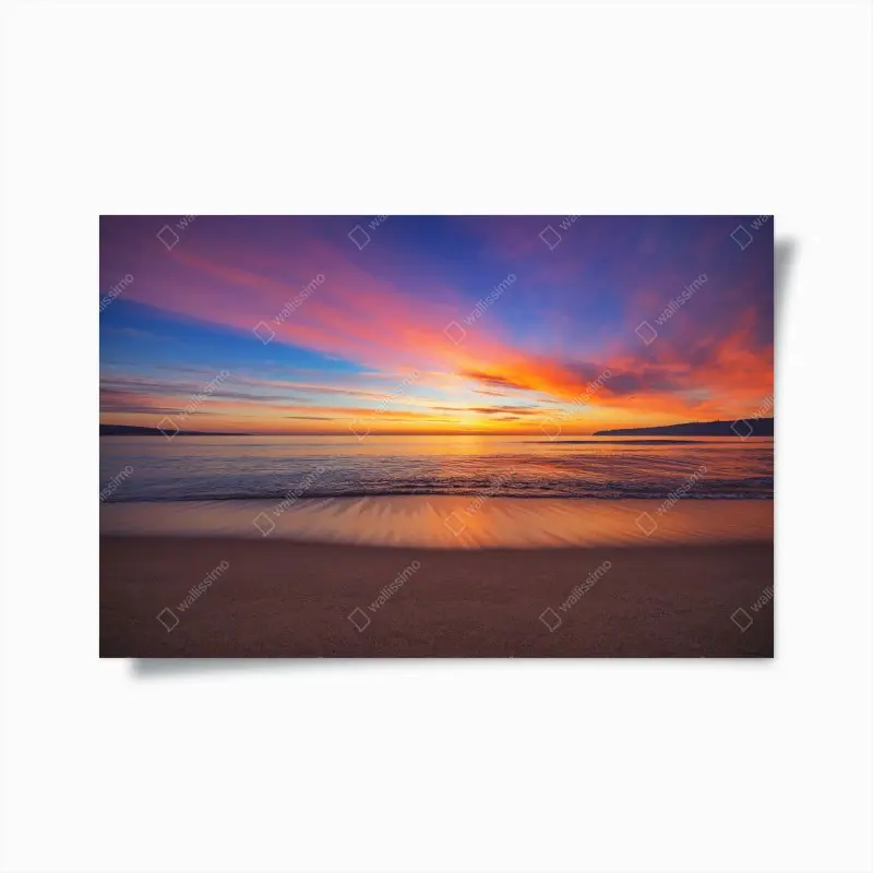 Poster lebendiger sonnenaufgang über einem ruhigen strand