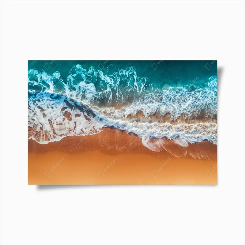 Poster luftaufnahme türkisfarbener wellen an einem sandstrand
